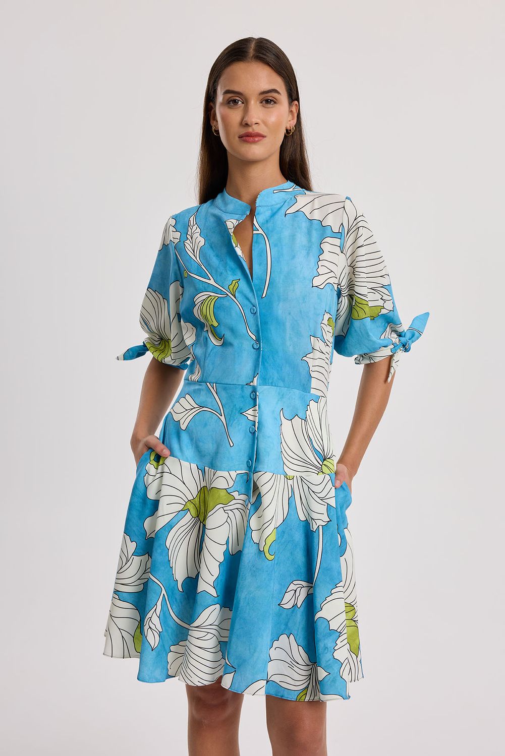 Vestido Corto Azul Flor Blanca