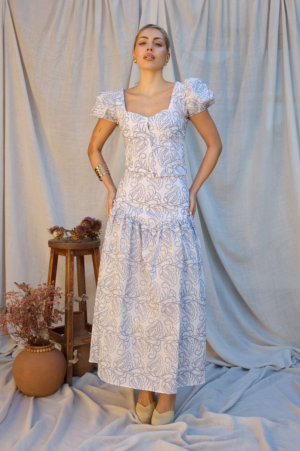Conjunto Top y Falda Larga Blanco y Azul Bordada
