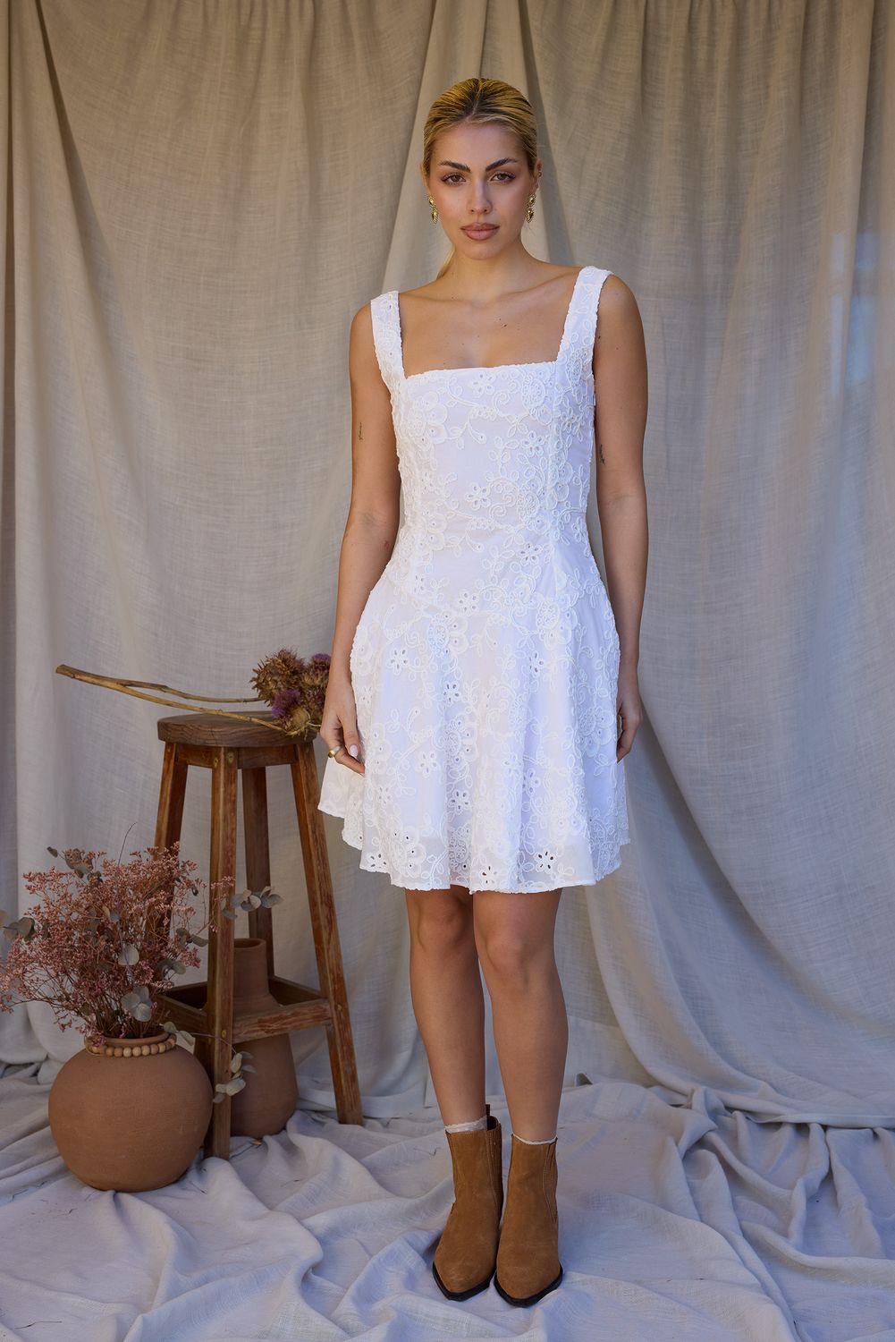 Vestido Bordado de Tirantes y Falda de Vuelo