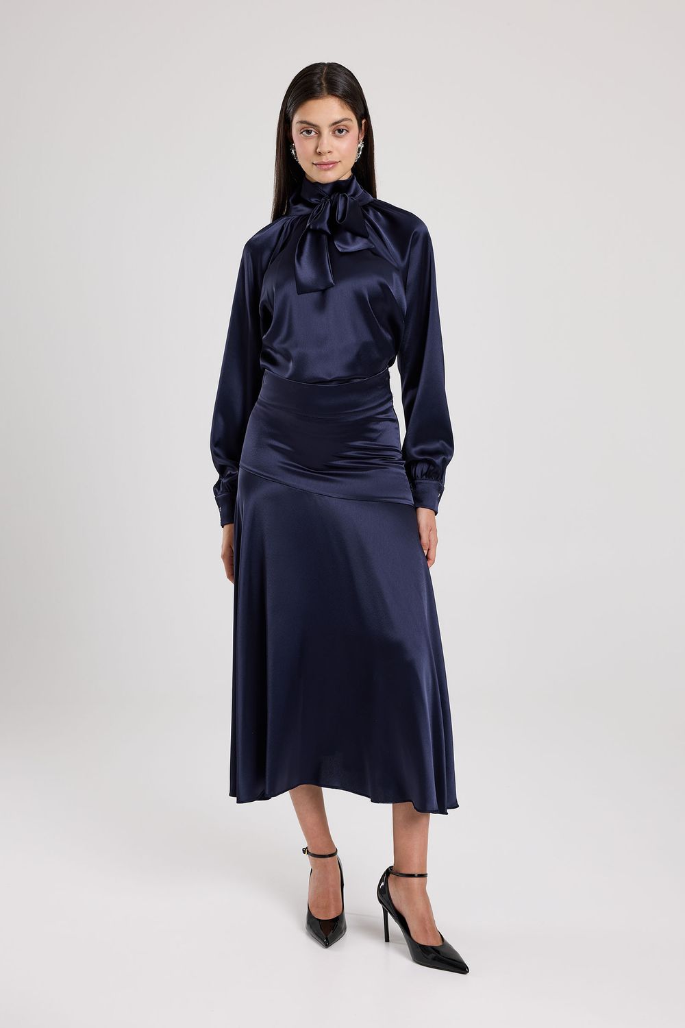 BLUSA CON LAZO EN CUELLO AZUL BLUSA CON LAZO EN CUELLO AZUL