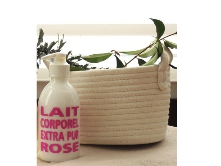 Leche corporal de rosas que regenera y nutre la piel.