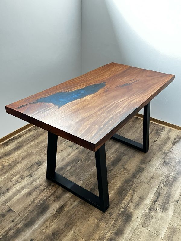 Massivholztisch -Lake Table - mit blauer Epoxidharzeinlage