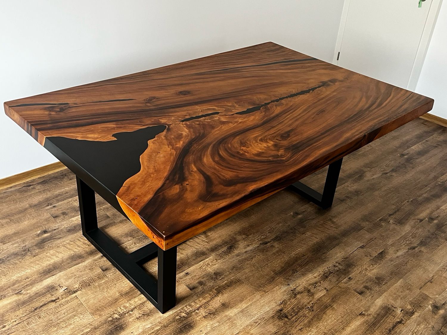 Massivholztisch -Office Table- mit schwarzer Epoxidharzeinlage