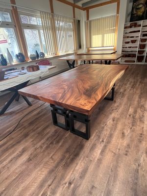 Baumkanten Massivholztisch mit blauer Epoxidharzeinlage