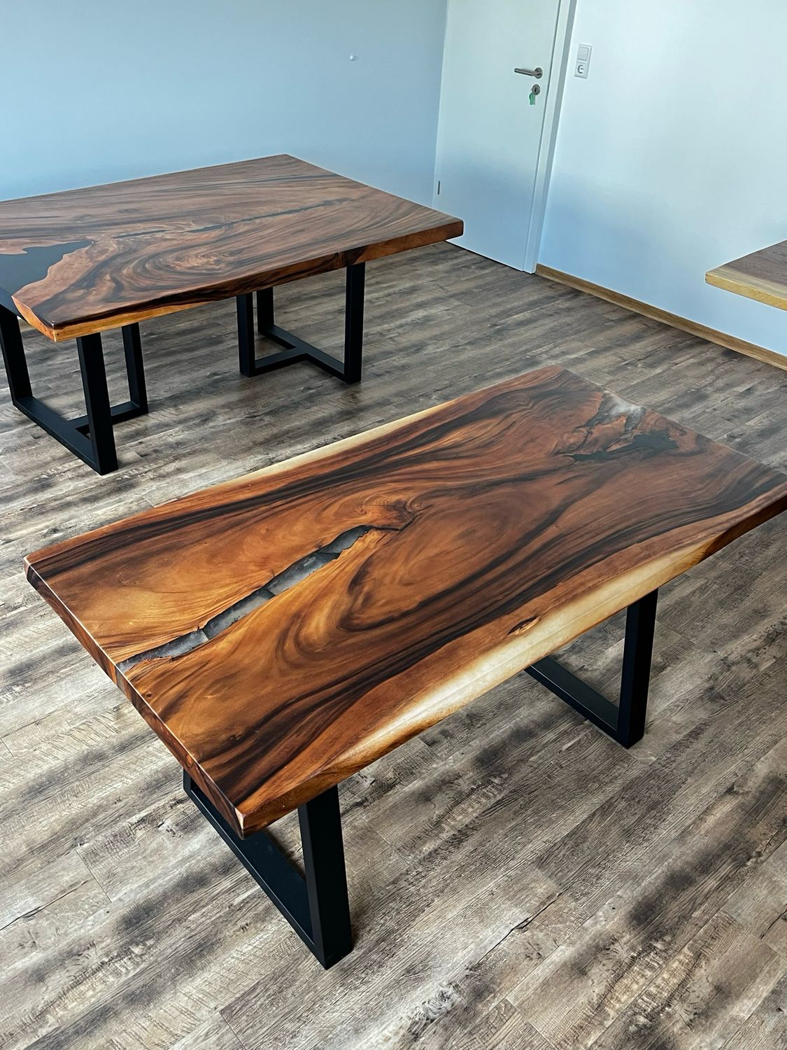 Massivholztisch mit transparenter Epoxidharzeinlage