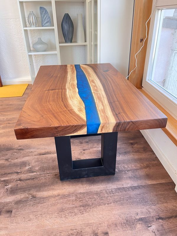 Couchtisch River mit blauer Epoxidharzeinlage