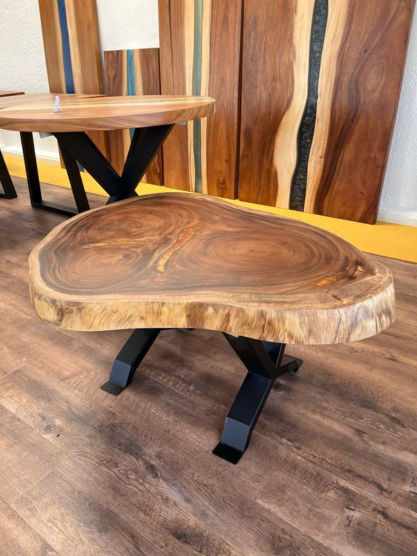 Couchtisch Baumscheibe mit Epoxidharzeinlage