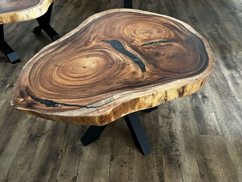 Massivholz - Couchtisch mit schwarzer Epoxidharzeinlage