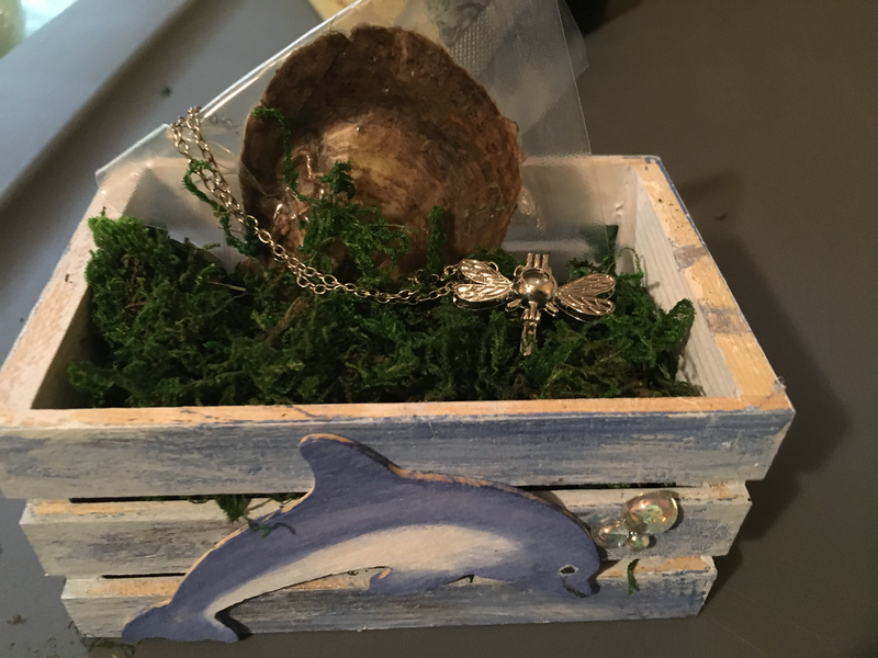 Open at home oyster with pendant 