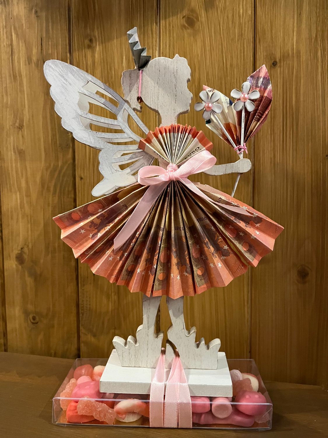 Tinkerbel elf  in hout ( rokje met geld + doosje snoepjes )