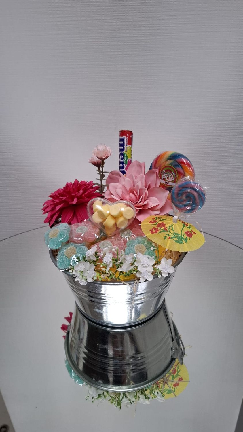 Bloemenboeket met snoepjes