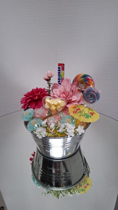 Bloemenboeket met snoepjes