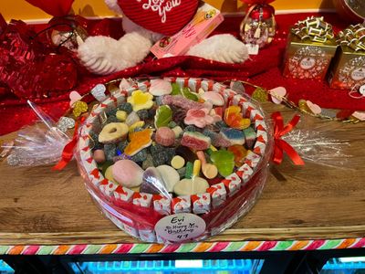 snoeptaart meet chocolade rand + sticker met persoonlijke boodschap