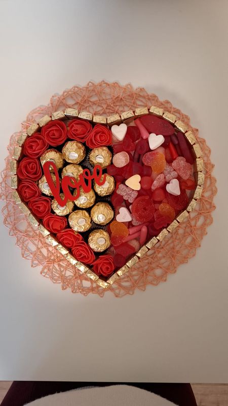 Snoeptaart in hartvorm met Ferrero Rocher &amp; rood snoep