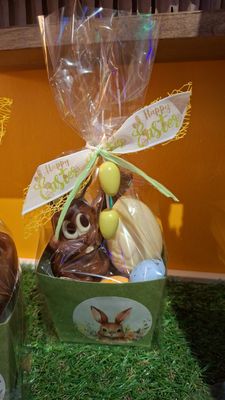 Paasgeschenkmandje met Chocolade – Happy Easter