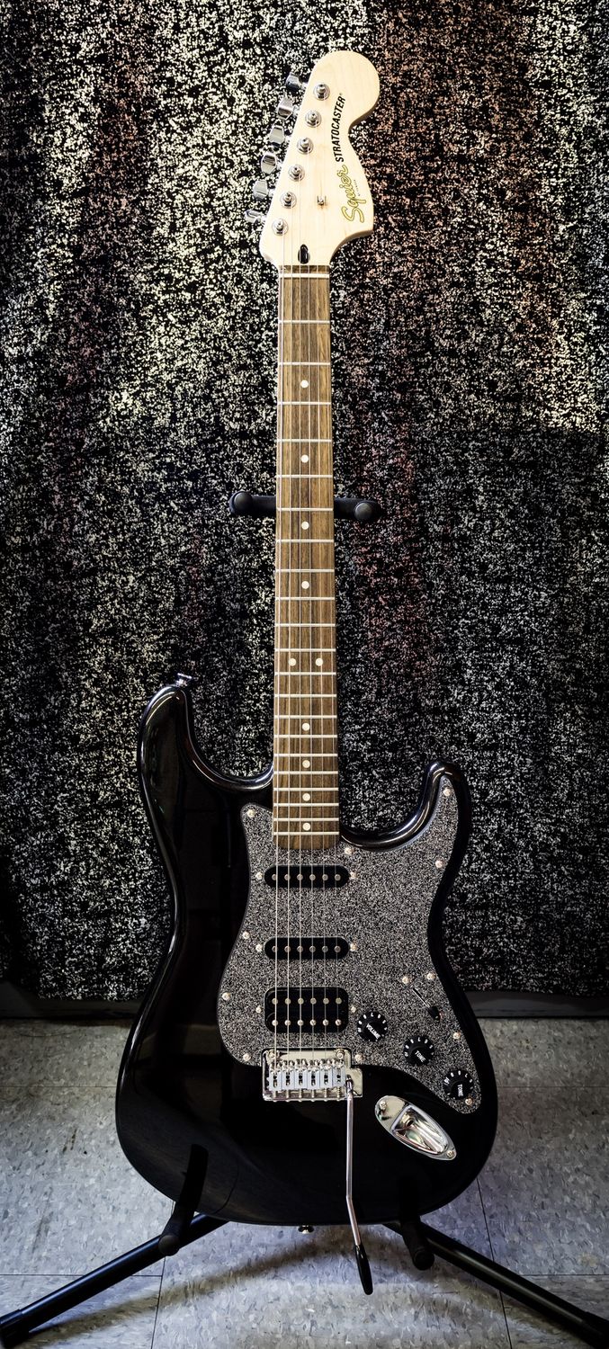 Squier FSR HSS Stratocaster-Metallic Black Metallic Silver Pickguard
