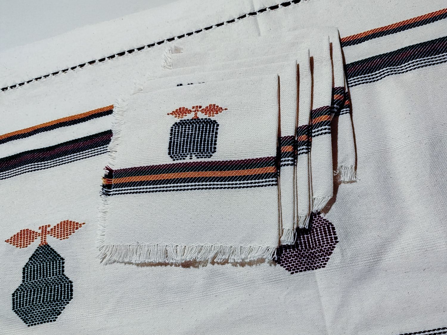 Set de Mantel y Servilletas &quot;Fiesta de Colores&quot; – Bordado a Mano