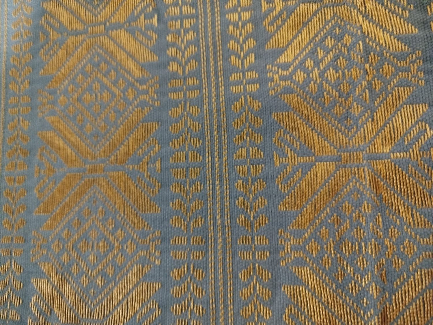 Centro de Mesa Bordado &quot;Oro y Cielo&quot;