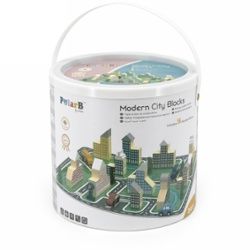 Balde con bloques para construir una ciudad