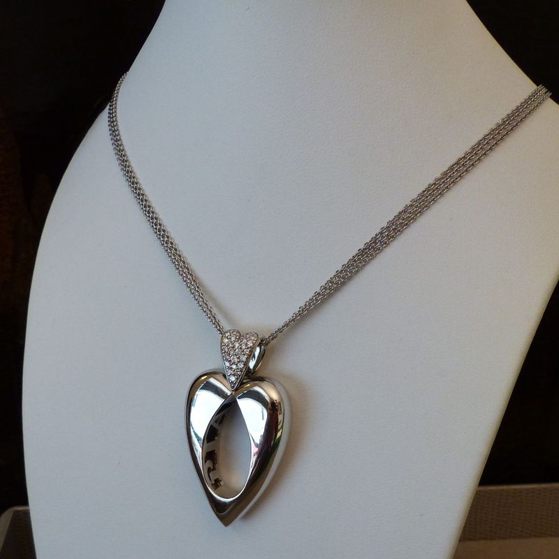 Pendentif Piaget or blanc en forme de cœur