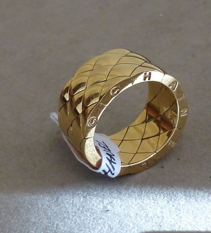 Bague matelassée en or Chanel