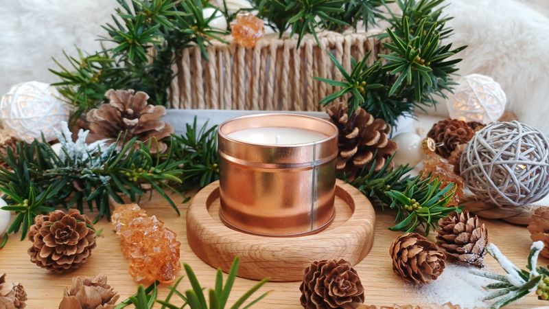 "Frosty Honeypines" - Duftkerze in Weißblechdose "Mira" (klein)