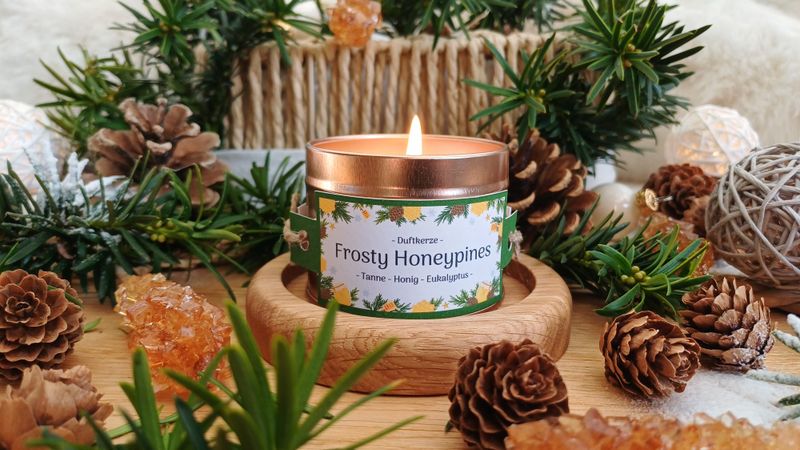 "Frosty Honeypines" - Duftkerze in Weißblechdose "Mira" (klein)
