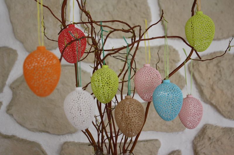 Ostereier in Gitterstruktur im 5 er Set