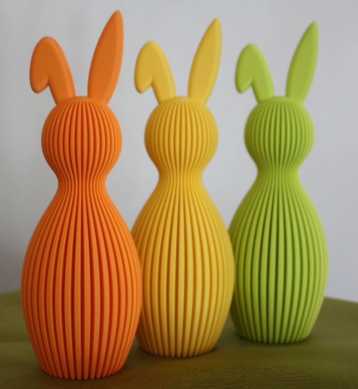 Osterhase mit Knick im Ohr 22cm Hoch im modernen Rippendesign.