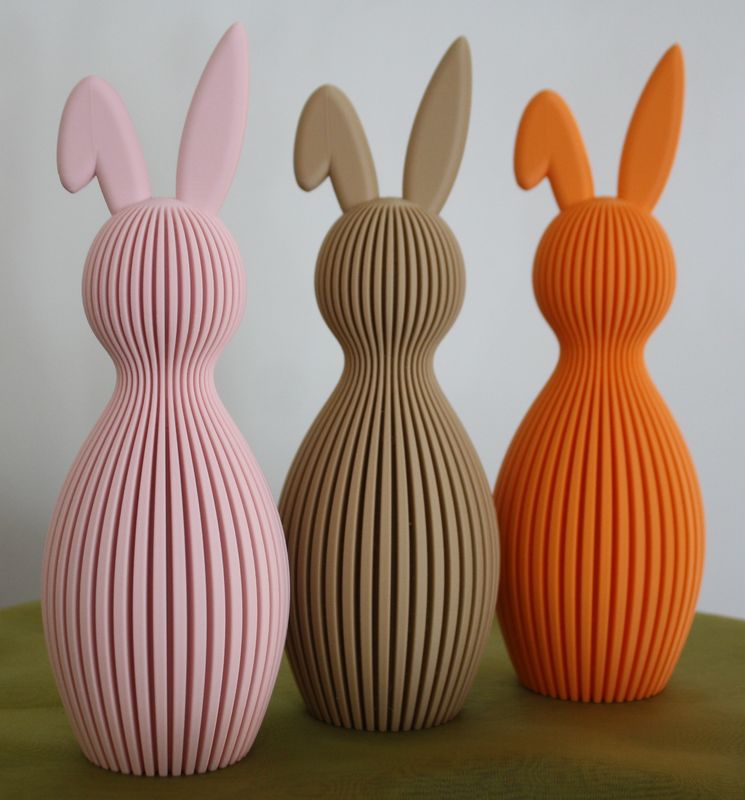 Osterhase mit Knick im Ohr 22cm Hoch im modernen Rippendesign.