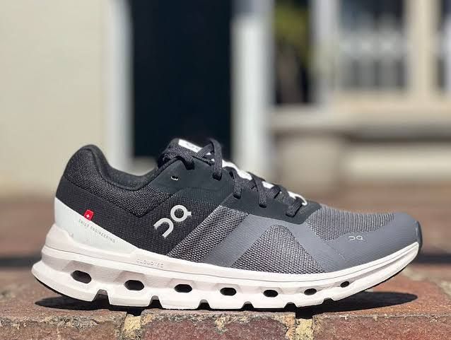 ON Cloudrunner 2  B/W
