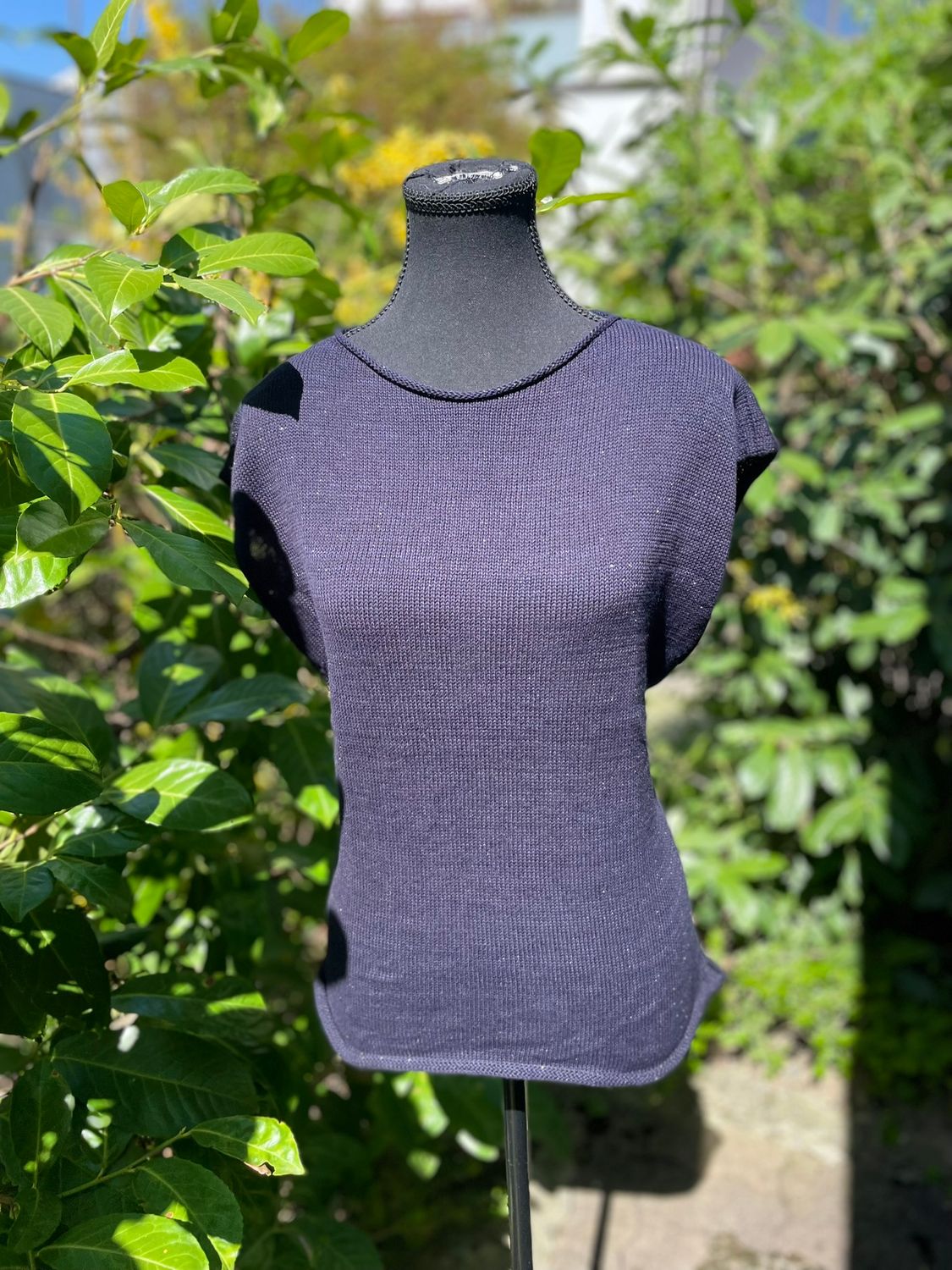 T-shirt in navy with decent lurex, 100% cotton, size M