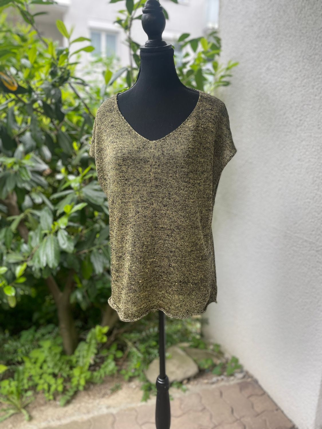 T-shirt in gold/black, 100% wild silk, size L