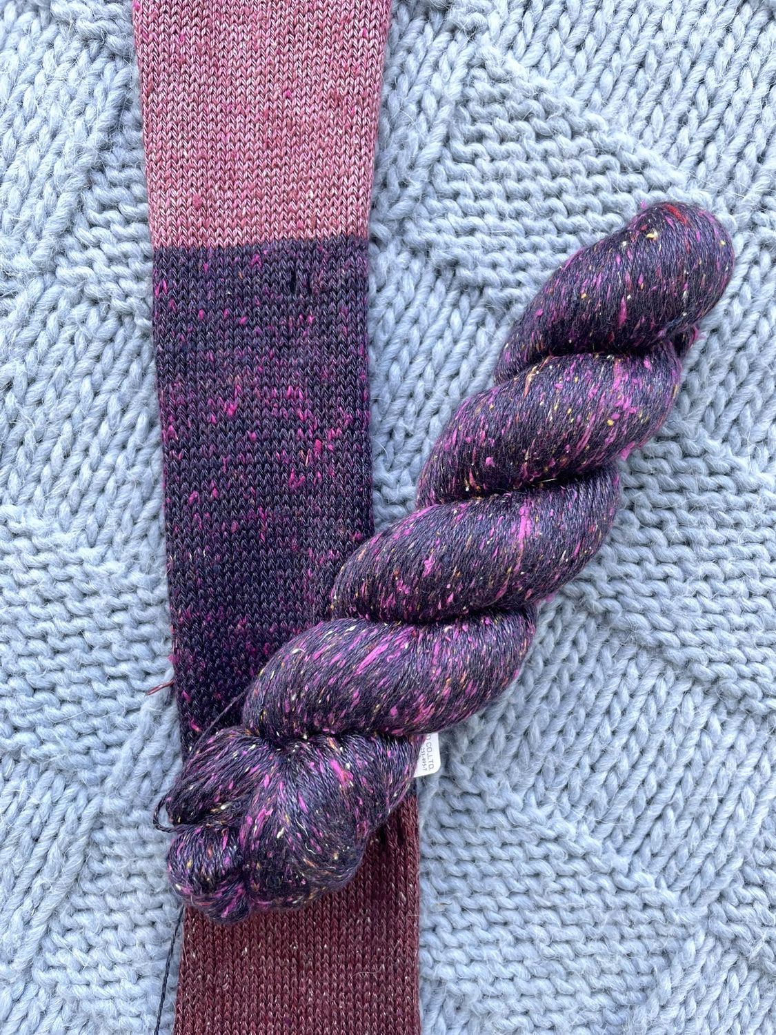 SILK TWEED 533m/100gr, 100%MALBERRY silk AUBERGINE with brightly colored dots