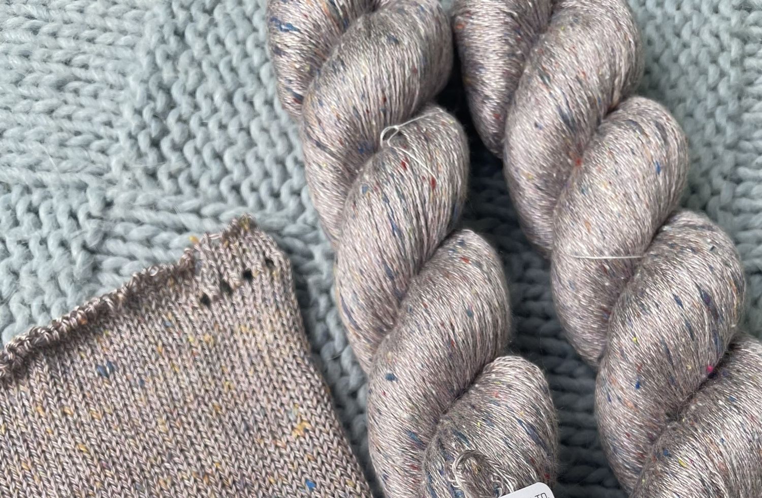 SILK TWEED 533m/100gr, 100%MALBERRY silk BARLEY BLOOM gray with blue/bordo dots