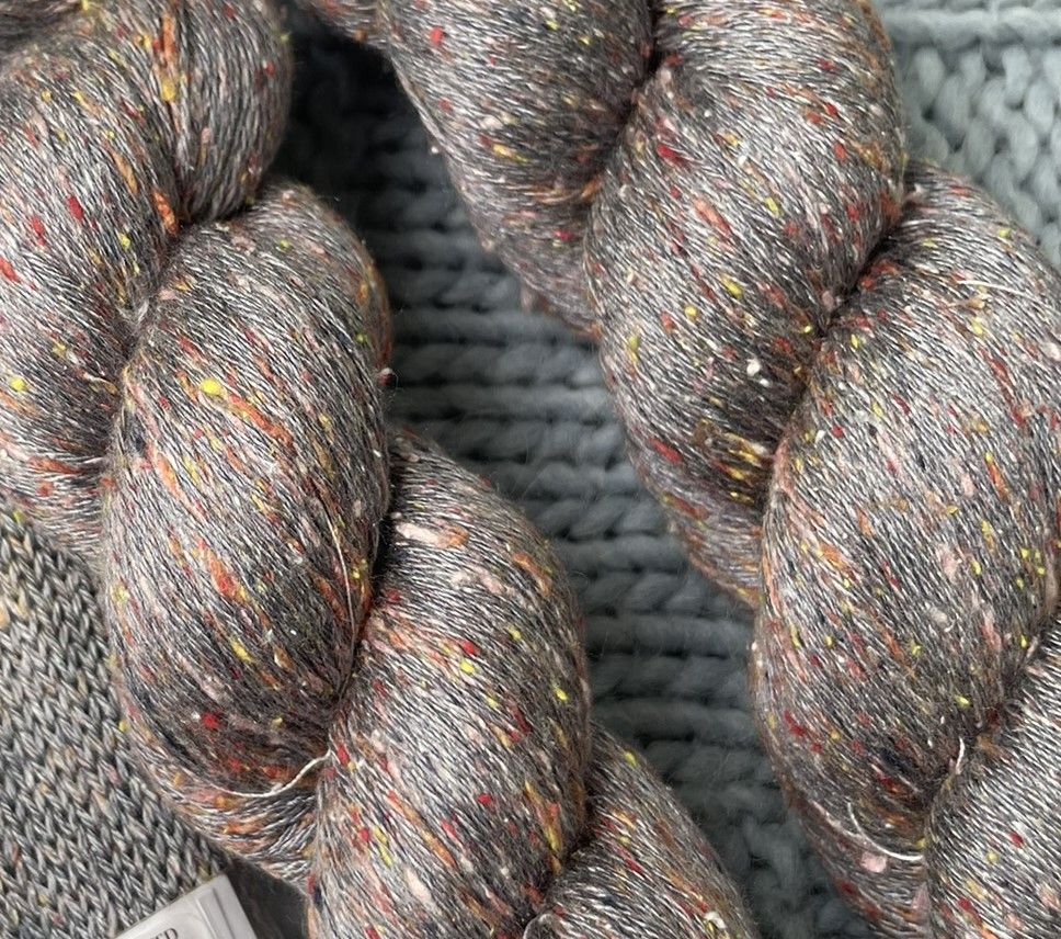 SILK TWEED 533m/100gr, 100%MALBERRY silk Hornblende gray with pink/orange dots