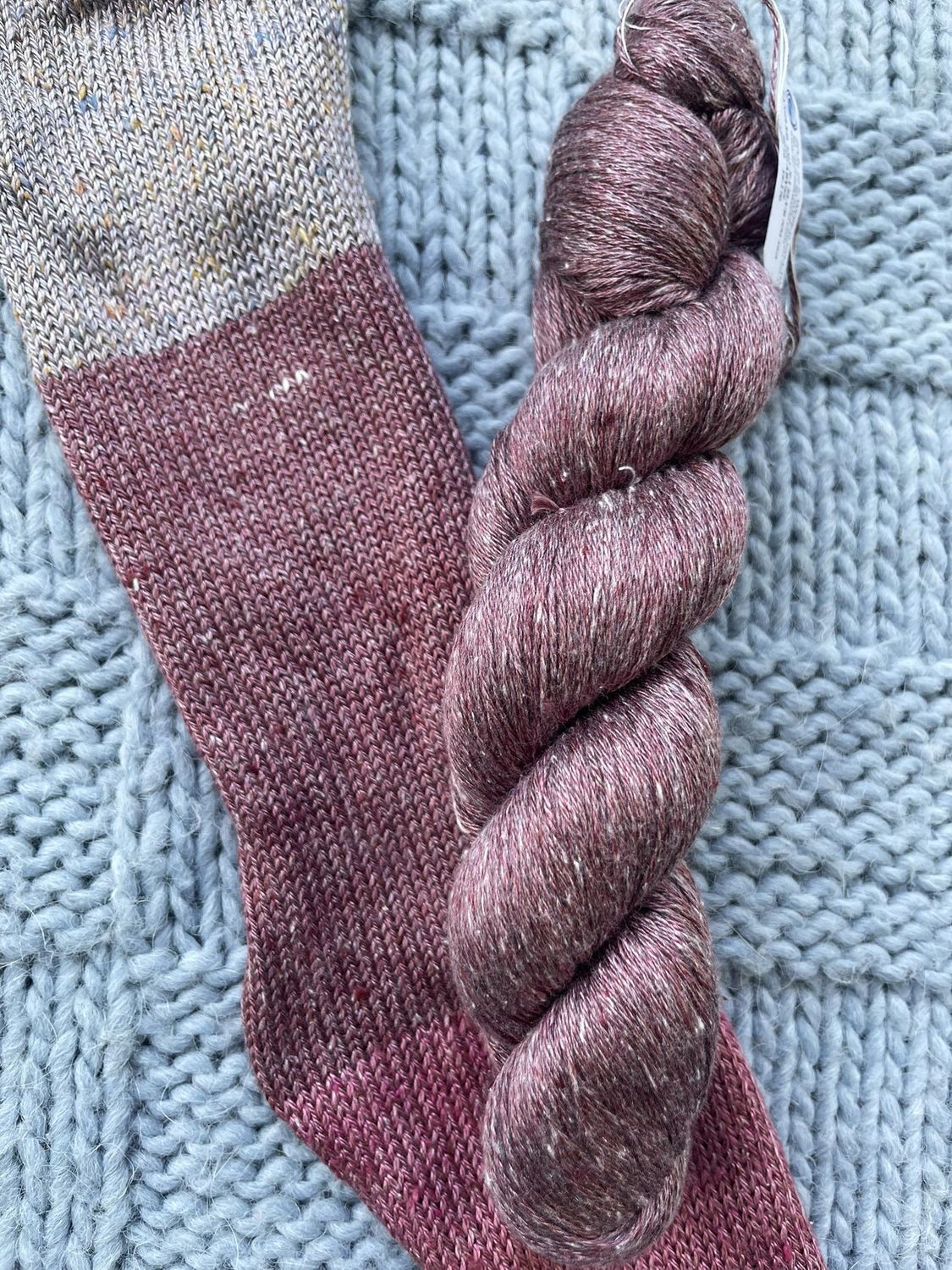 SILK TWEED 533m/100gr, 100%MALBERRY silk  ABYSS light bordo with white dots