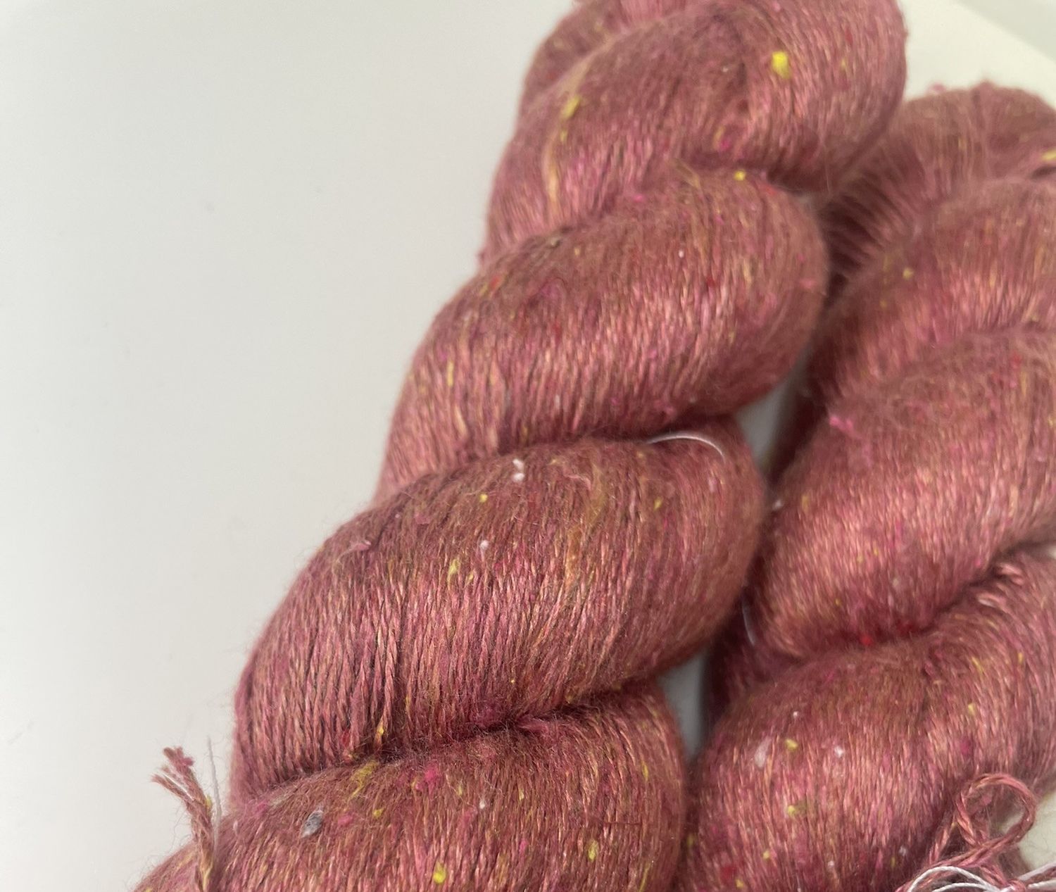 SILK TWEED 533m/100gr, 100%MALBERRY silk  ABYSS light bordo with white dots