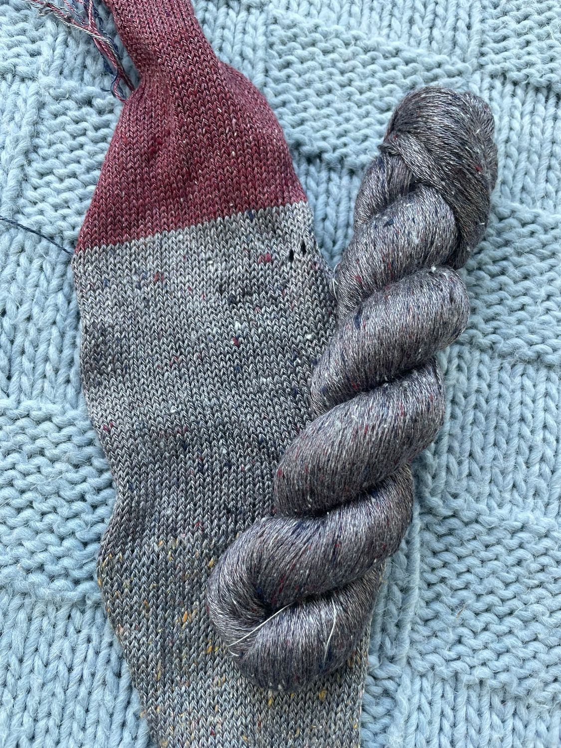 SILK TWEED 533m/100gr, 100%MALBERRY silk OSBEDIAN steel gray with navy/bordo dots