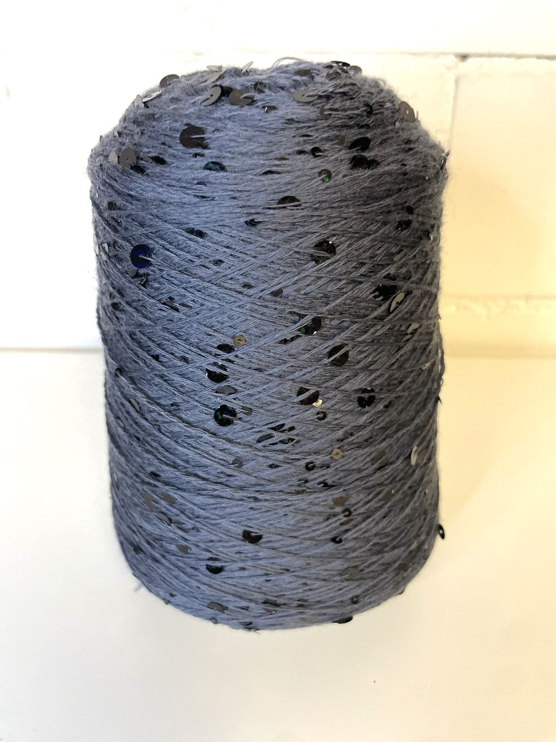 G&amp;G FILATI COSMO 360m/100 gr, 100% merino wool +6mm/3mm sequins dark grey with black sequins