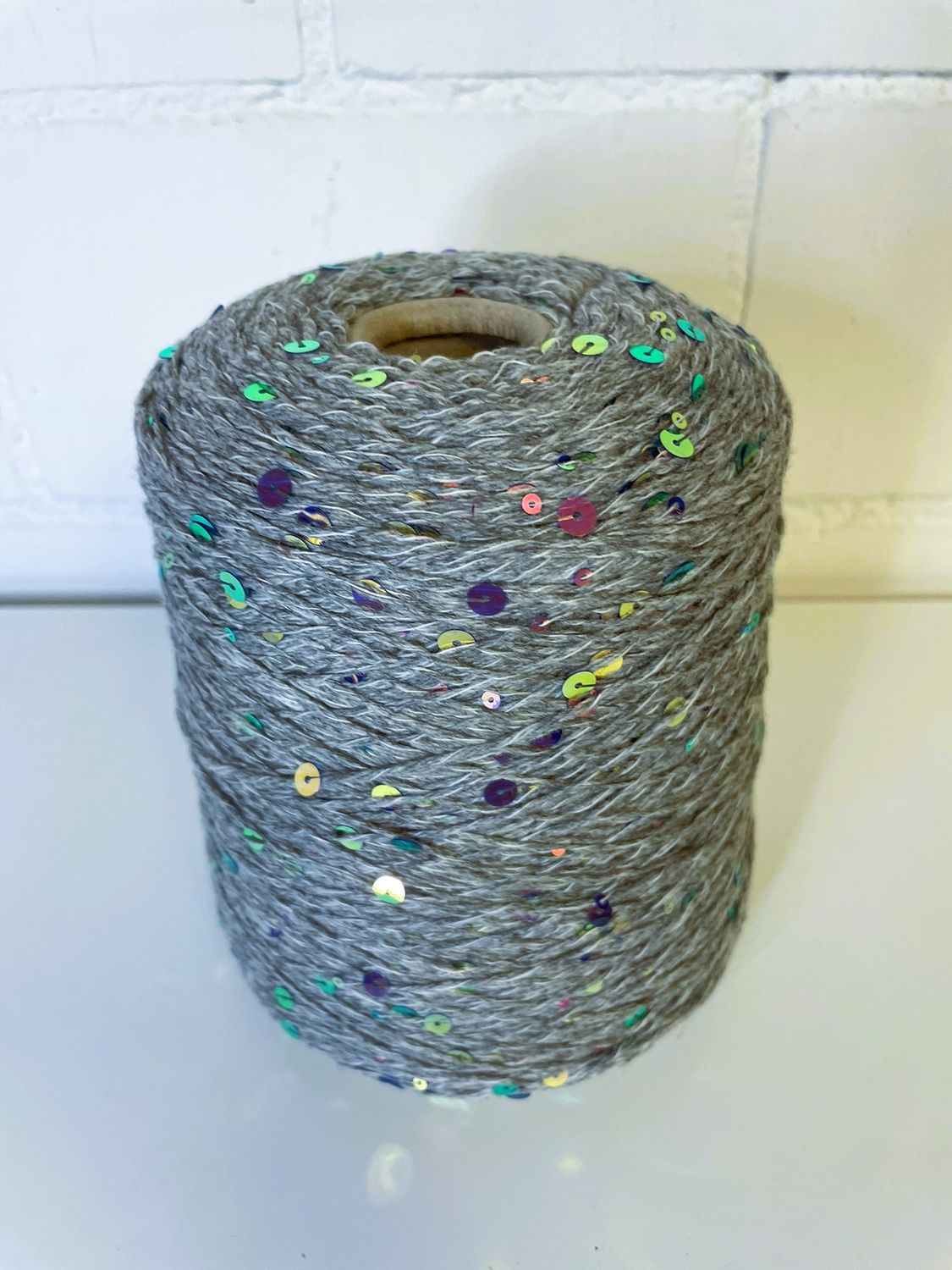 G&amp;G FILATI COSMO 360m/100 gr, 100% merino wool +6mm/3mm sequins light grey with colorful sequins