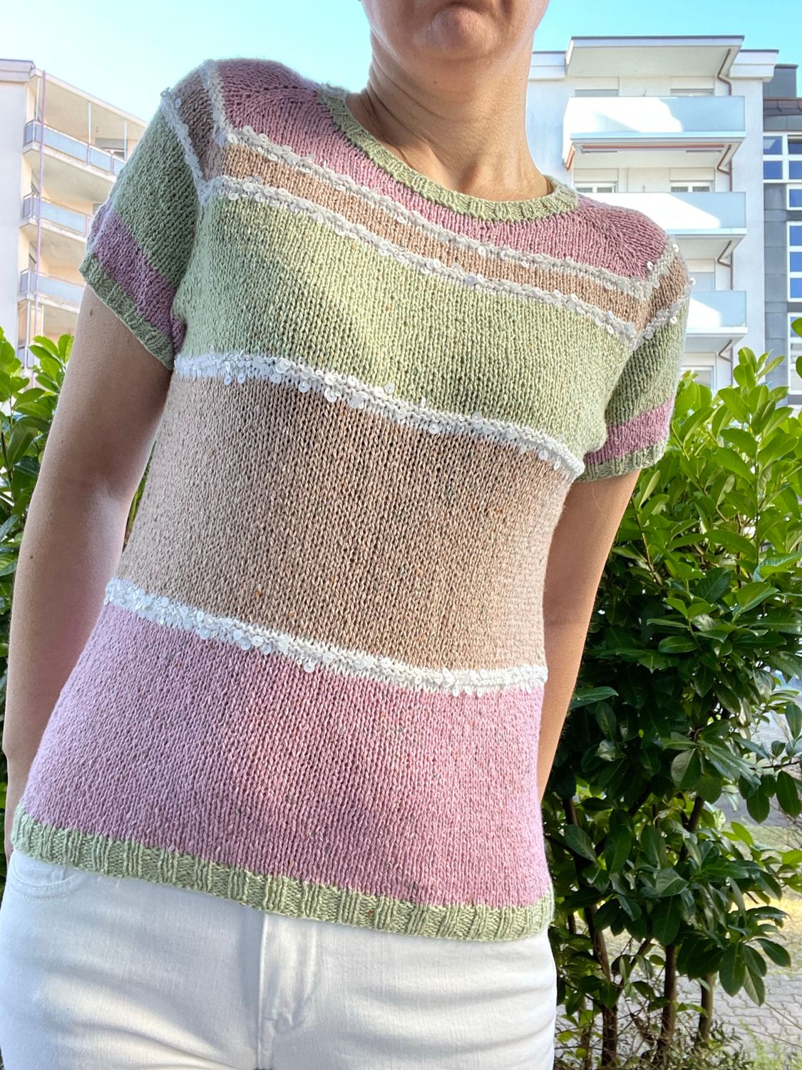 T-shirt in green/beige/pink with sequins, 46% merino wool 46% silk 8% cotton , size M
