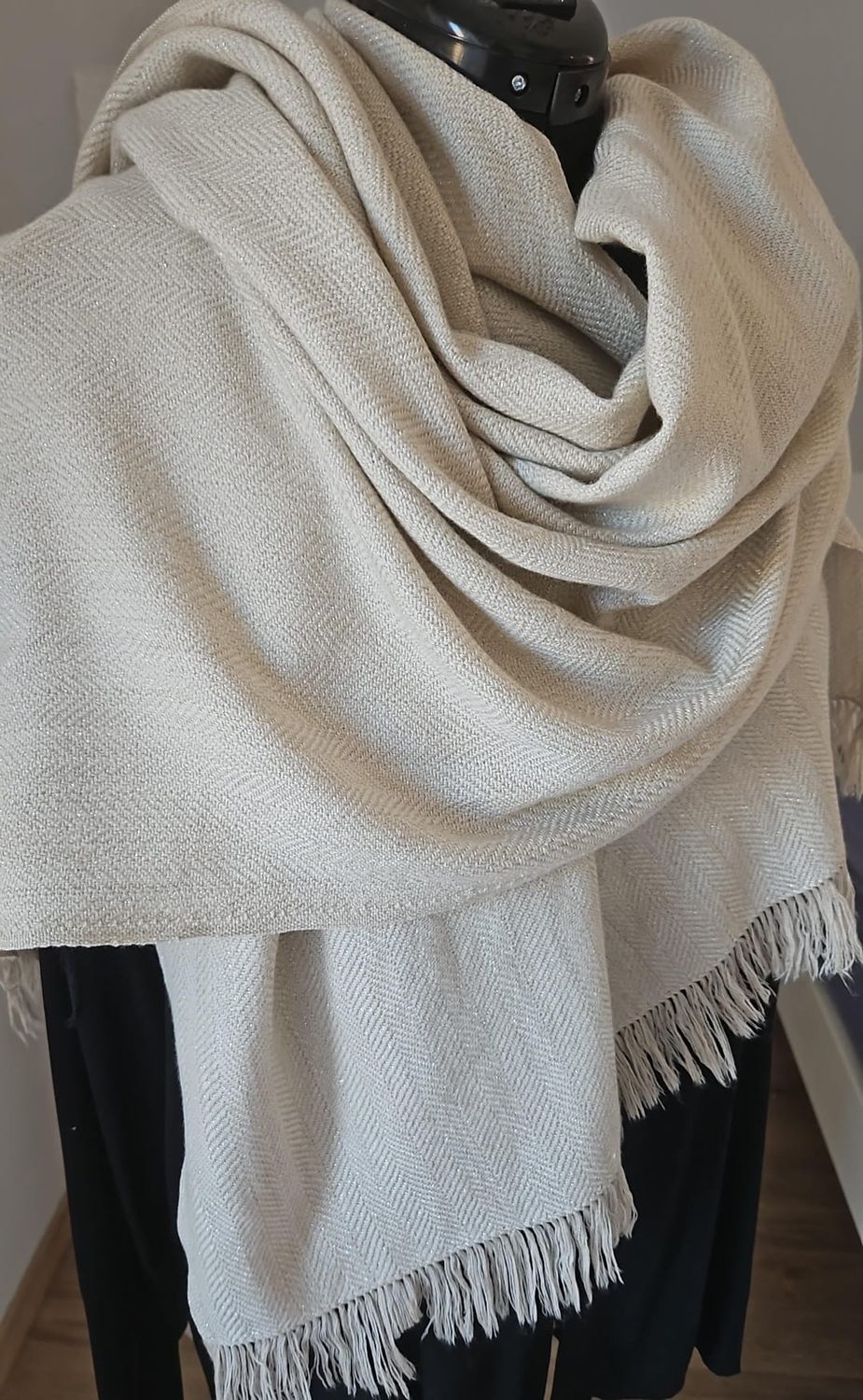 Hand-woven cashmere scarf in light beige with lurex