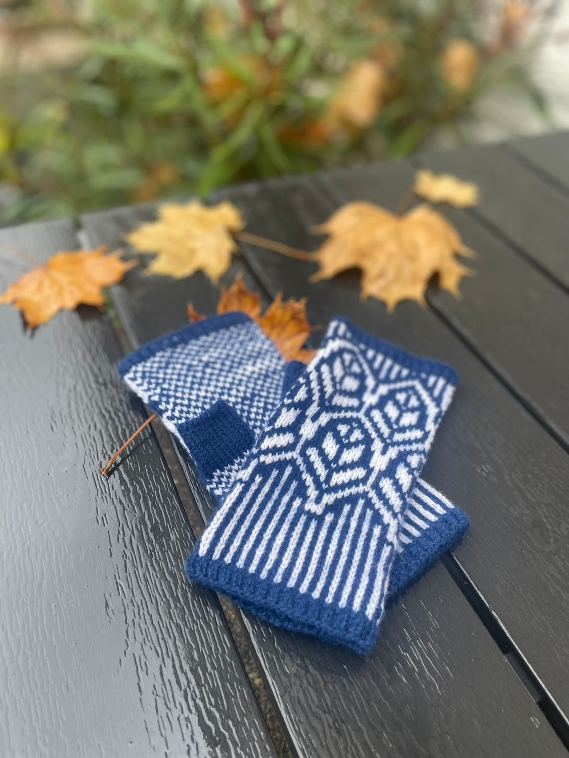 Knitting pattern for “Leaves” wrist warmers in jacquard pattern, made from 100% cashmere GERMAN