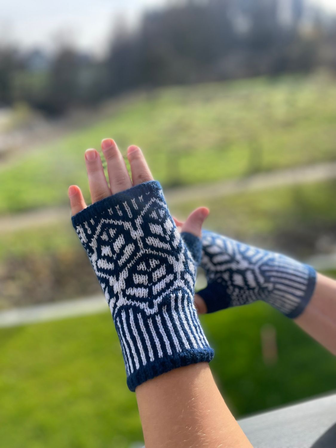 Knitting kit for Hand Warmers “Leaves”, 100% cashmere