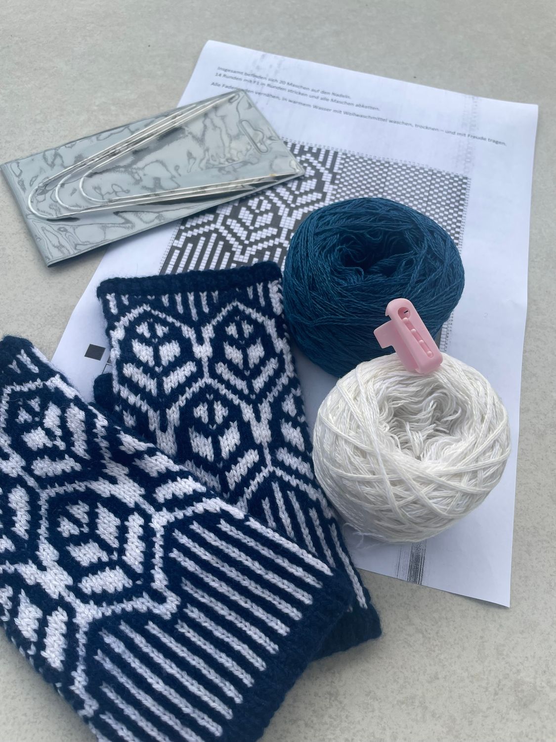 Knitting kit for Hand Warmers “Leaves”, 100% cashmere