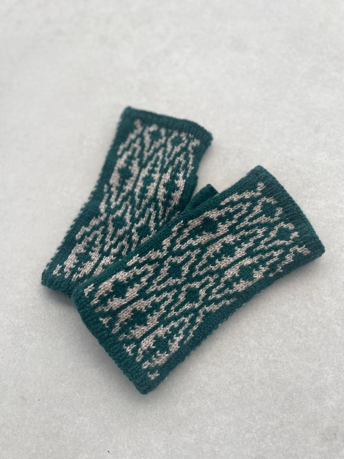 COOMING SOON Knitting pattern for “Geometry” wrist warmers in jacquard pattern, made from 100% cashmere GERMAN
