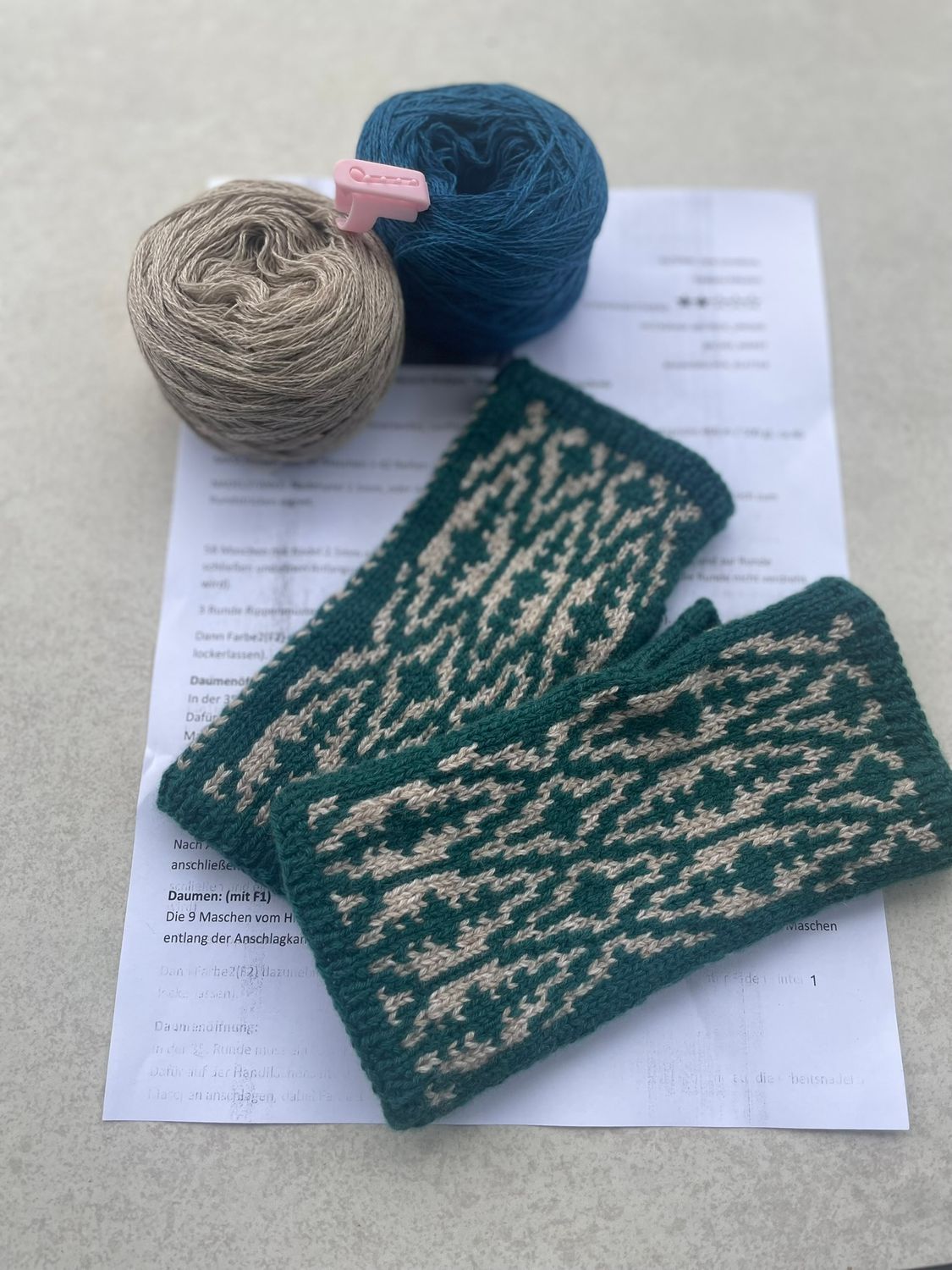 Knitting pattern for “Geometrie” wrist warmers in jacquard pattern, made from 100% cashmere GERMAN