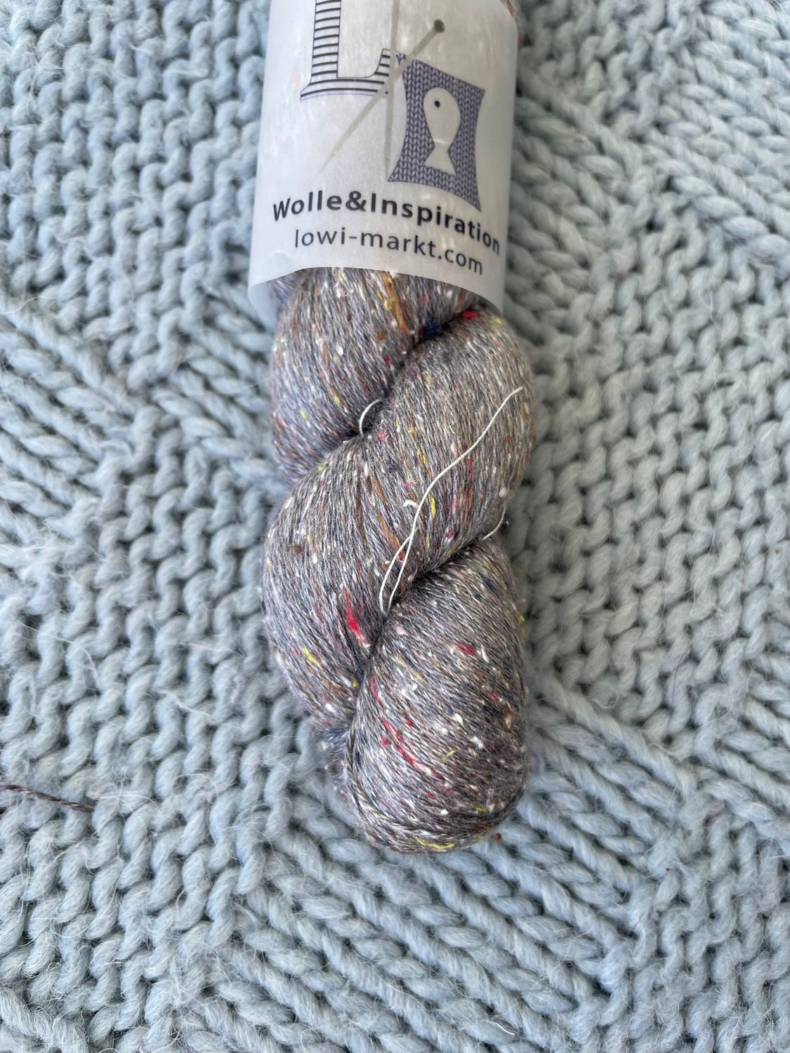 LOWI SILK TWEED 533m/100gr, 100%MALBERRY silk Hornblende gray with pink/orange dots