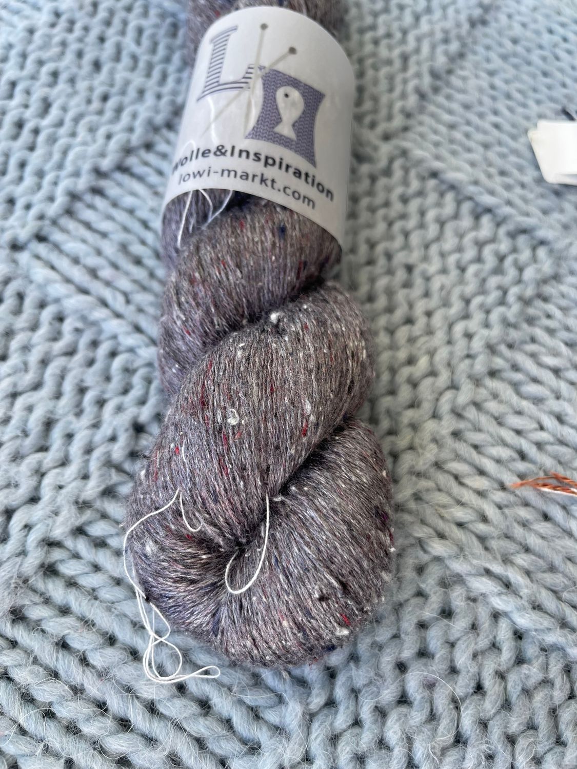 LOWI SILK TWEED 533m/100gr, 100%MALBERRY silk OSBEDIAN steel gray with navy/bordo dots